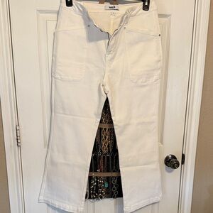 Mica Stretchy White Women's Cropped Jeans. NWOT. Zipper is upside down. Size 31.